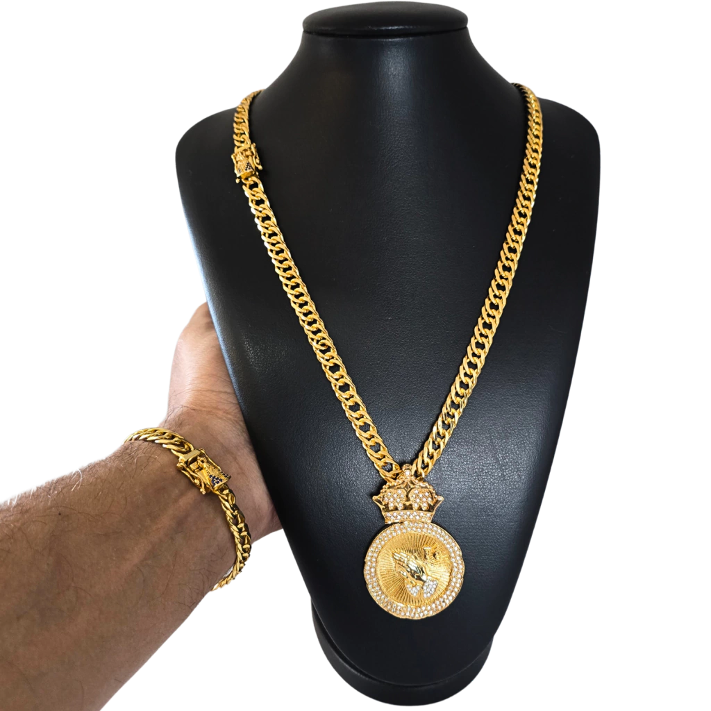 Cordão + Pulseira Grumet 9mm + Pingente Fé Mãos Rezando Banhado a Ouro 18k
