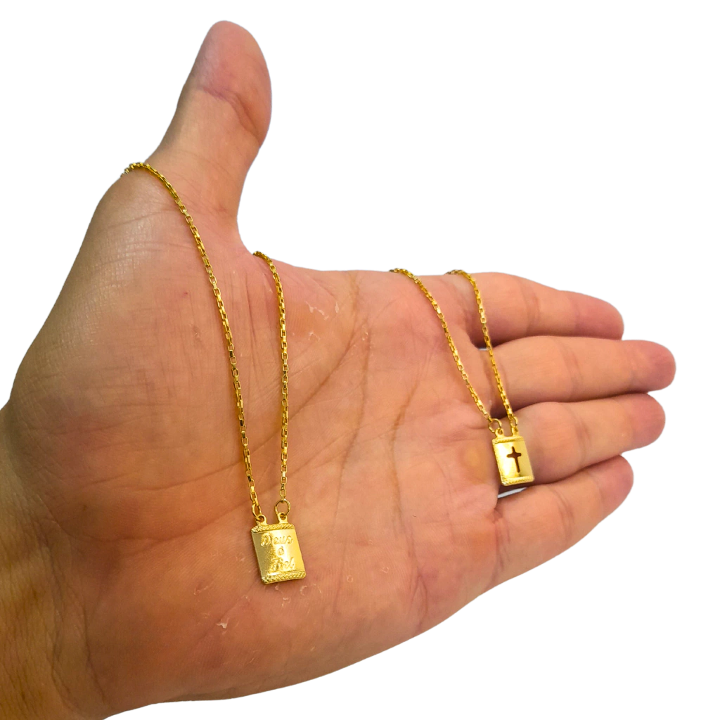 Escapulário Bloquinho 1,7mm Cruz Placa / "Deus é fiel" Banhado a Ouro 18k